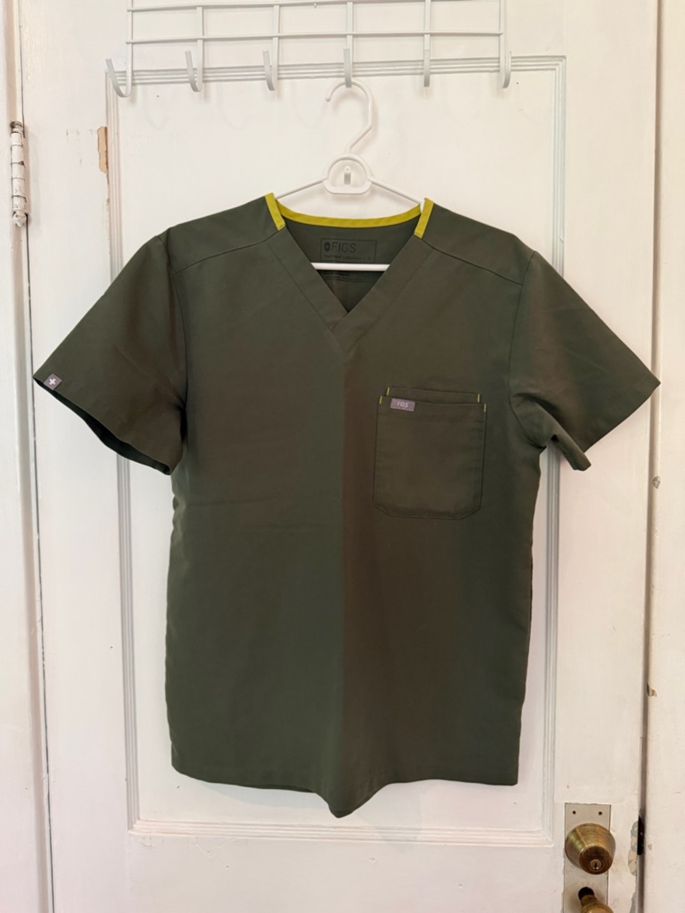 Figs Men’s Leon - Three Pocket Scrub Top in Moss Green with Yellow Accent